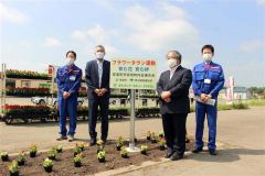 国道３８号沿いの花壇を囲む（右から）河上所長、白銀会長、手島町長