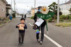 家族で参加賞を受け取った参加者
