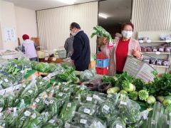 新鮮野菜を買い求める買い物客