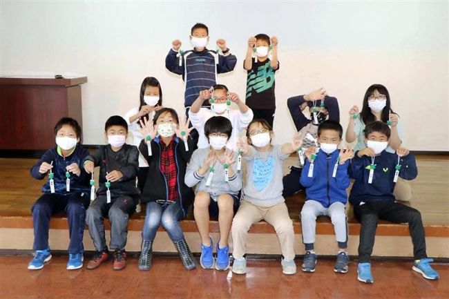 【写真】「無事カエル」のマスコット作り　新得交通少年団