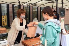 買い物を楽しむ来場者