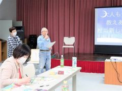 村の暮らしを楽しむアイデアを発表する参加者