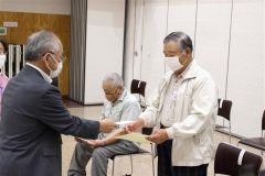 皆勤賞の表彰を受ける参加者