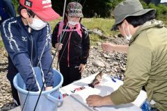 小学生が川釣りを体験　陸別 2