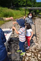 小学生が川釣りを体験　陸別 3