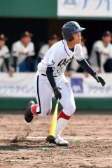 【２回戦・帯大谷－旭川龍谷】４回１死二、三塁から帯大谷の高橋凌久が適時右中間三塁打を放つ。走者を一掃し、５－１とする