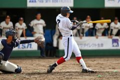 【準々決勝・帯大谷－旭川龍谷】４回１死二、三塁から帯大谷の高橋凌久が適時右中間三塁打を放ち５－１とする