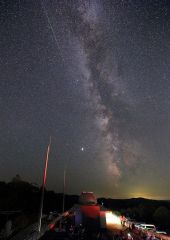 天の川の左下を流れる流星（銀河の森天文台撮影）