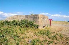 浦幌町のトイトッキ浜にあるトーチカ。多くの釣り人が近くで釣りを楽しむ姿があった