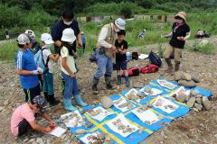 石の分類を学ぶ子どもたち