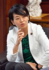 十勝毎日新聞社を訪れた鈴木貴子氏（２１日、小山田竜士撮影）