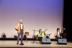 美声を披露する民謡学部の学生