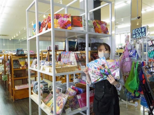 【写真】こぼれ話「身につけ展覧会へ　岡書で蜷川グッズ販売」