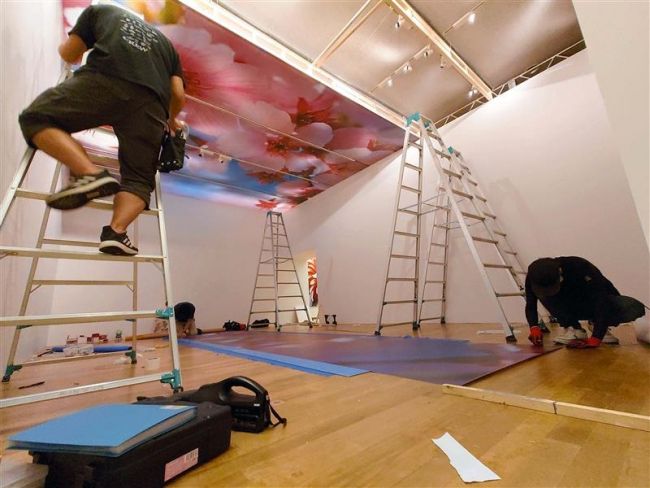 【写真】19日開幕へ展示作業本格化 道立帯広美術館で蜷川実花展