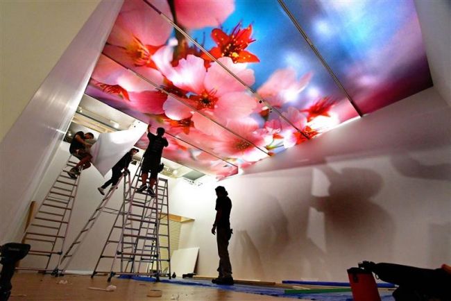 【写真】19日開幕へ展示作業本格化 道立帯広美術館で蜷川実花展