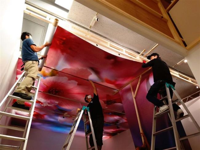 【写真】19日開幕へ展示作業本格化 道立帯広美術館で蜷川実花展