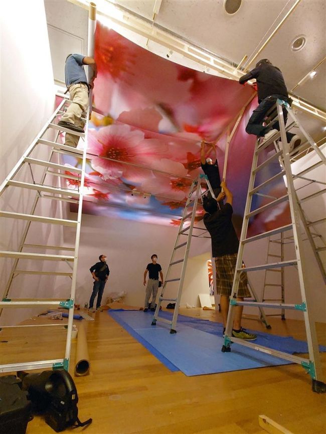 【写真】19日開幕へ展示作業本格化 道立帯広美術館で蜷川実花展