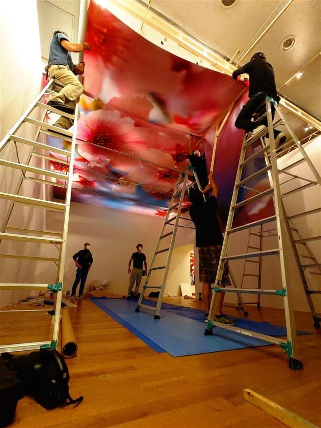【写真】19日開幕へ展示作業本格化 道立帯広美術館で蜷川実花展