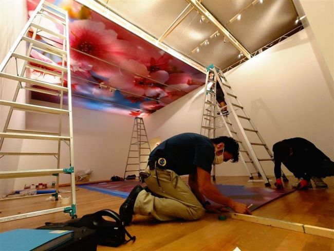 【写真】19日開幕へ展示作業本格化 道立帯広美術館で蜷川実花展