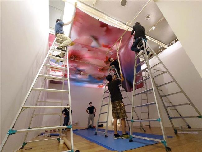 【写真】19日開幕へ展示作業本格化 道立帯広美術館で蜷川実花展
