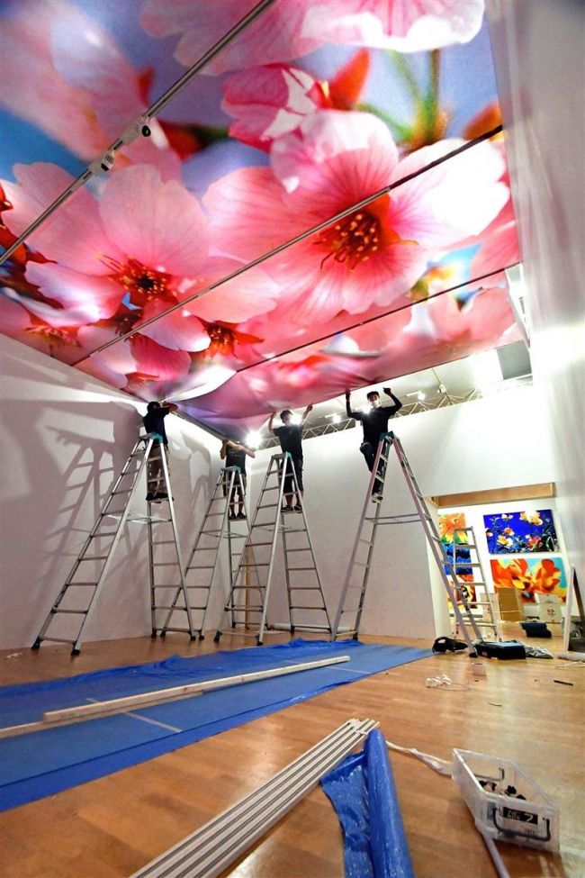 【写真】19日開幕へ展示作業本格化 道立帯広美術館で蜷川実花展