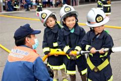 放水体験をする子どもたち