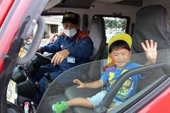 消防車に試乗する子ども