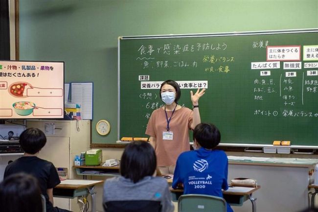 【写真】忠類中で忠類小栄養教諭が授業　幕別