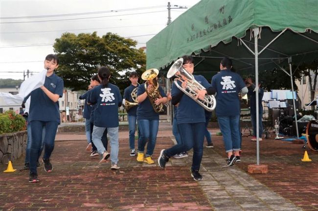 【写真】新得中吹奏楽部がゲリラライブ