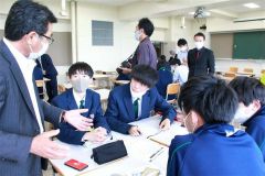 町議のアドバイスを聞き、一般質問の内容を練り上げる高校生