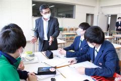 町議のアドバイスを聞き、一般質問の内容を練り上げる高校生