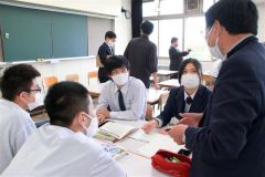 町議のアドバイスを聞き、一般質問の内容を練り上げる高校生