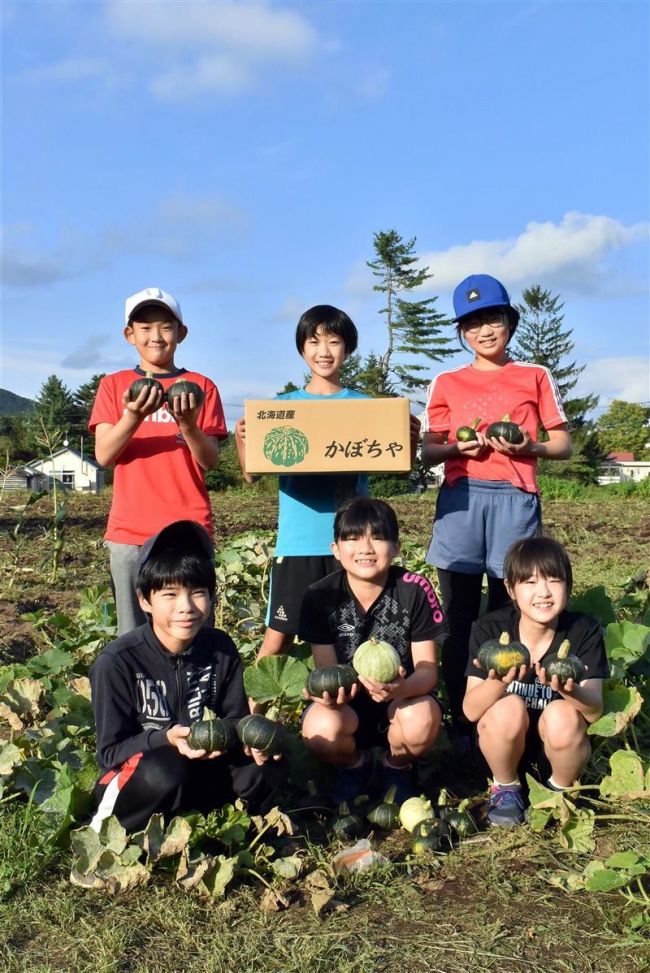 【写真】今年も円山動物園のゾウにカボチャ寄贈　忠類小児童