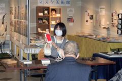 ブックトークで３冊を紹介する山崎司書