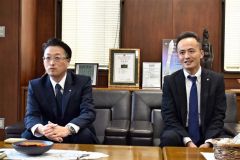 来社した阿部氏（左）と田中氏