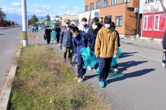 ごみ拾いに取り組む芽室高の生徒たち