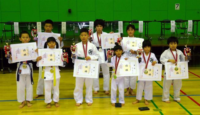 【写真】田浦流空手道北海道選手権、十勝勢９個人３団体Ｖ　コロナ対策で型を実施