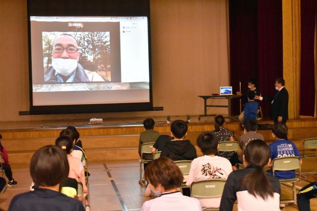 【写真】円山動物園のゾウに興味津々　忠類小でズーム講演会