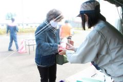 消火器を持ち込む町民