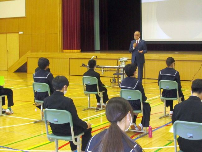 【写真】酒森町長が大樹中で授業　大樹