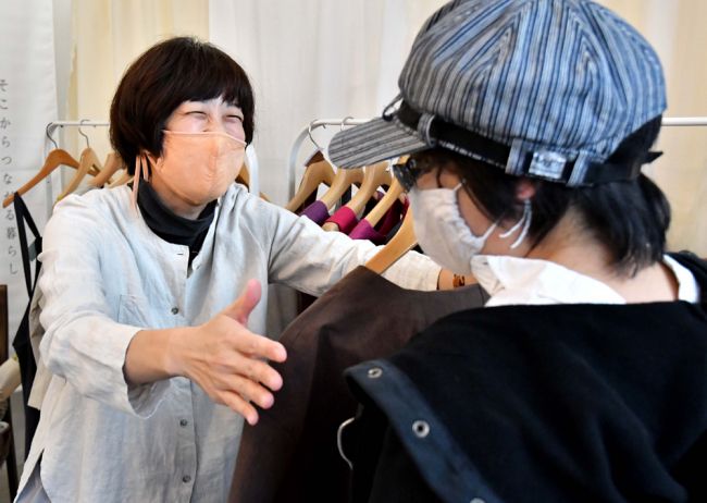 【写真】開発商品を直接アピール　ＬＡＮＤで試食や展示　チャレンジ支援事業