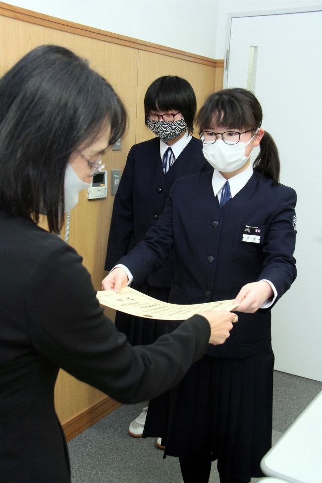 【写真】足寄中の古家さんに税の作文池田税務署長賞贈る