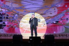 歌声を披露する小笠原会長