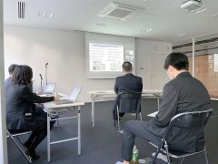 講演に耳を傾け町職員ら