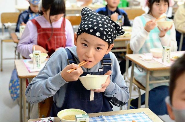 【写真】児童が育てた米味わう　新得小