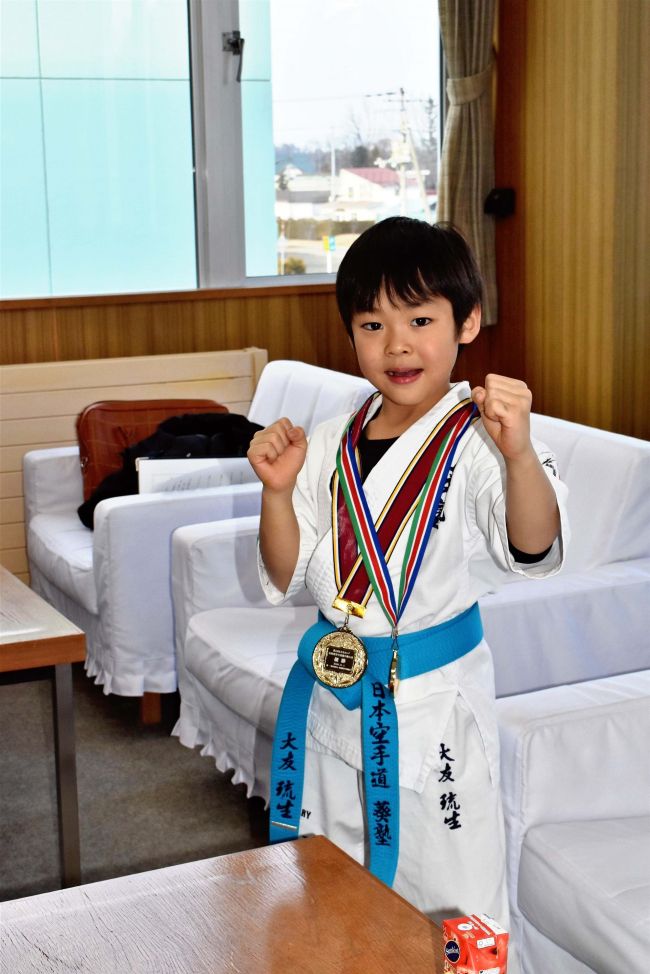 【写真】空手全道Ｖを村長に報告　更別の大友琉生ちゃん