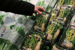 コロナ収束願い「七草」　市内スーパーで販売 3