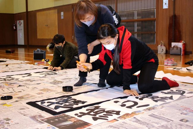 清水御影小で書道授業