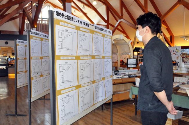 中学生が描く理想の公園並ぶ　ピア２１しほろで図面を展示