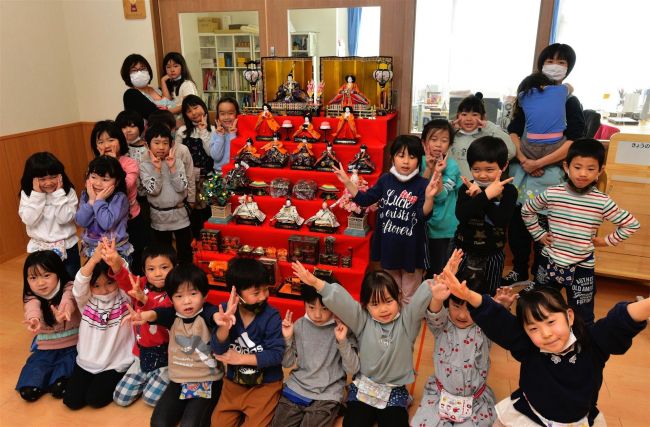 きょう「桃の節句」、ひな人形囲んでお祝い　音更緑陽台認定こども園